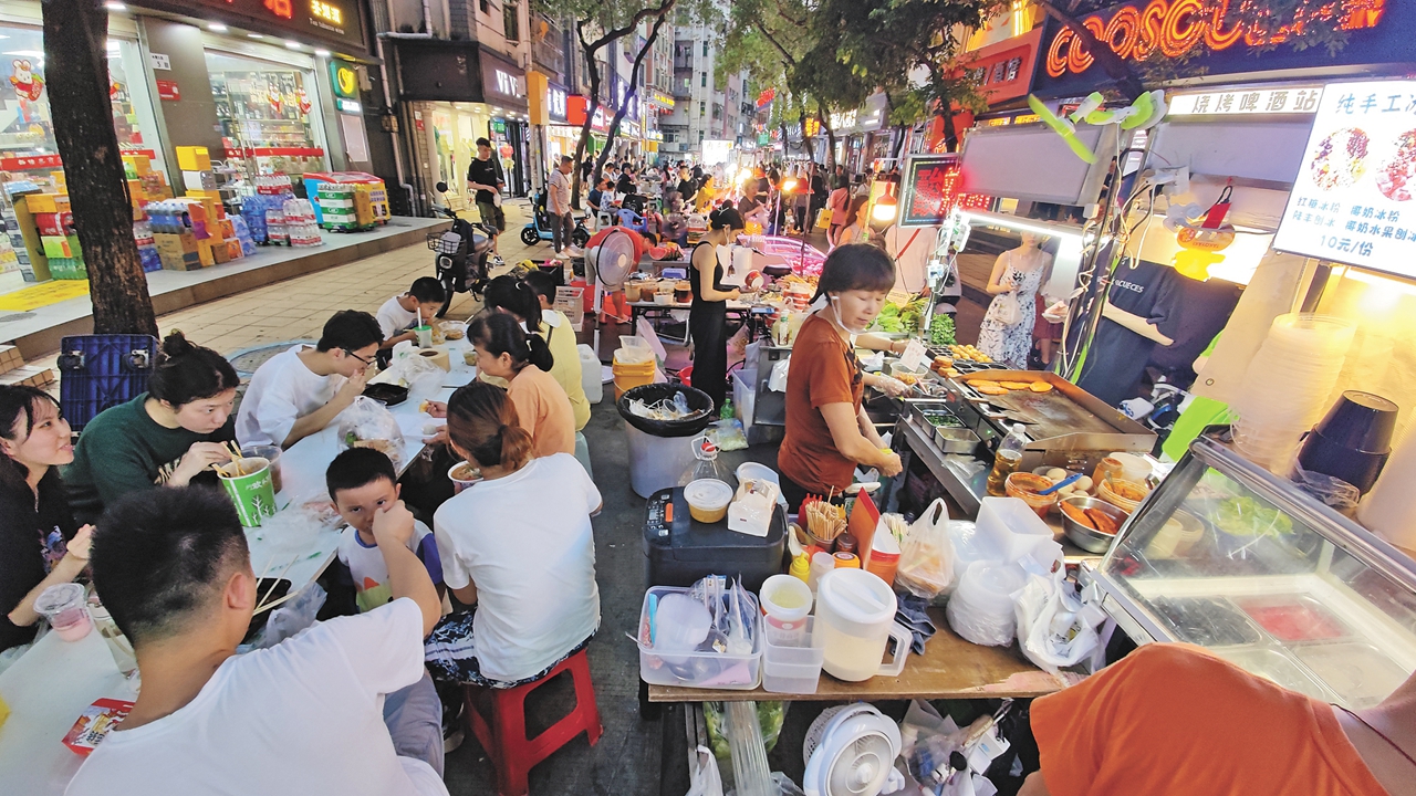 Pusat kuliner malam dengan berbagai pilihan makanan di dekat saya