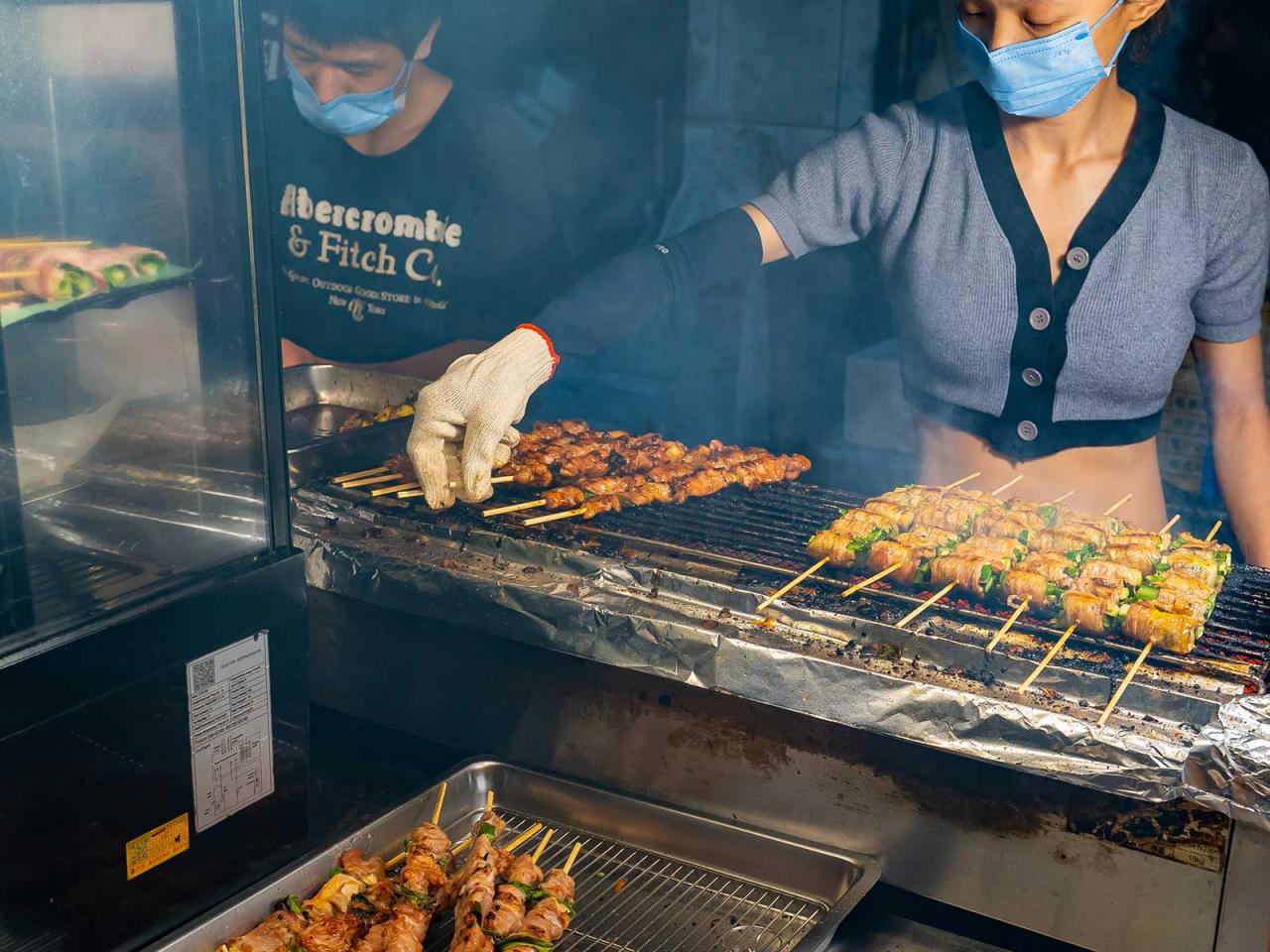 Pusat kuliner malam dengan berbagai pilihan makanan di dekat saya